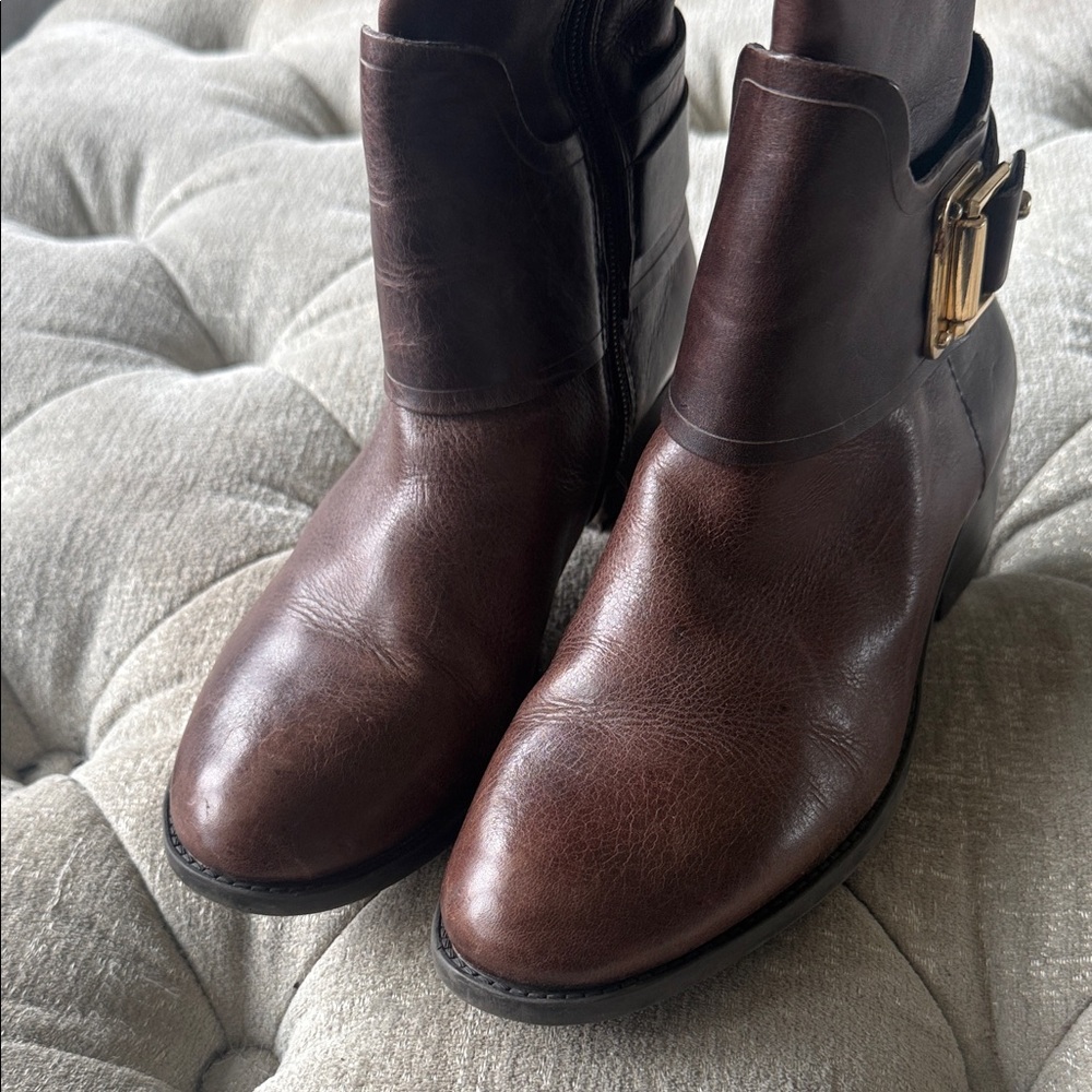 Vince‎ Camuto Women’s 7 Dark Brown Leather with Gold Buckle - Picture 4 of 5
